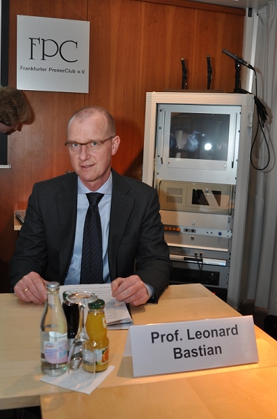 Interview mit Prof. Dr. Leonard Bastian